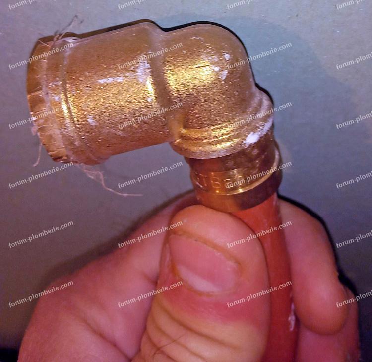 raccorder tuyaux PER sur un robinet