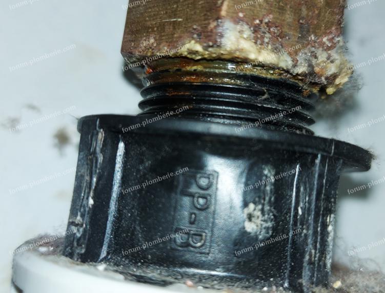 traces de rouille étranges sur écrou en laiton